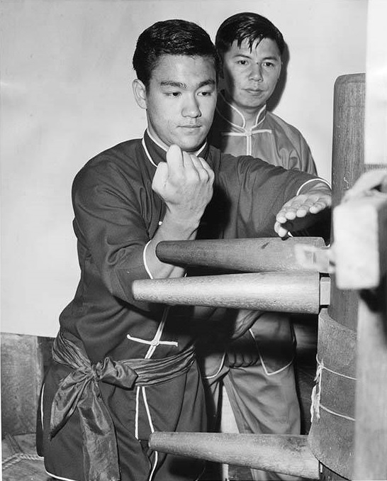 Bruce Lee using Wing Chun wooden dummy